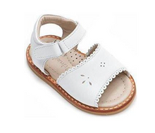 Load image into Gallery viewer, CLASSIC SANDAL WITH SCALLOP WHITE IN TODDLER SIZES | ELEPHANTITO