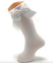 Load image into Gallery viewer, CARLO MAGNO KNEE HIGHS SOCKS WITH A BOW IN WHITE