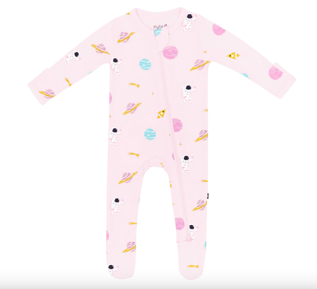 KYTE BABY ZIPPERED FOOTIE IN SAKURA SPACE 🪐