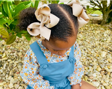 Load image into Gallery viewer, WEE ONES MEDIUM GROSSGRAIN SCALLOPED HAIR BOW PALE PINK &amp; MORE COLORS