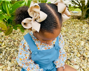 WEE ONES MEDIUM GROSSGRAIN SCALLOPED HAIR BOW PALE PINK & MORE COLORS
