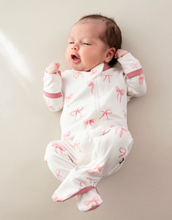 Load image into Gallery viewer, KYTE BABY ZIPPERED FOOTIE IN BOW