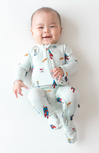 Load image into Gallery viewer, KYTE BABY ZIPPERED FOOTIE IN SUPERMAN