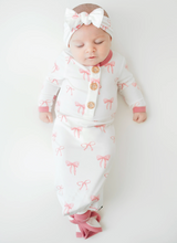 Load image into Gallery viewer, KYTE BABY KNOTTED GOWN WITH BOW HEADBAND SET IN BOW | NEWBORN
