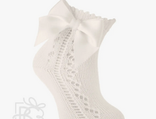 Load image into Gallery viewer, SCOTISH YARN OPEN WORK SOCKS WITH A BOW | NATURAL | CARLO MAGNO